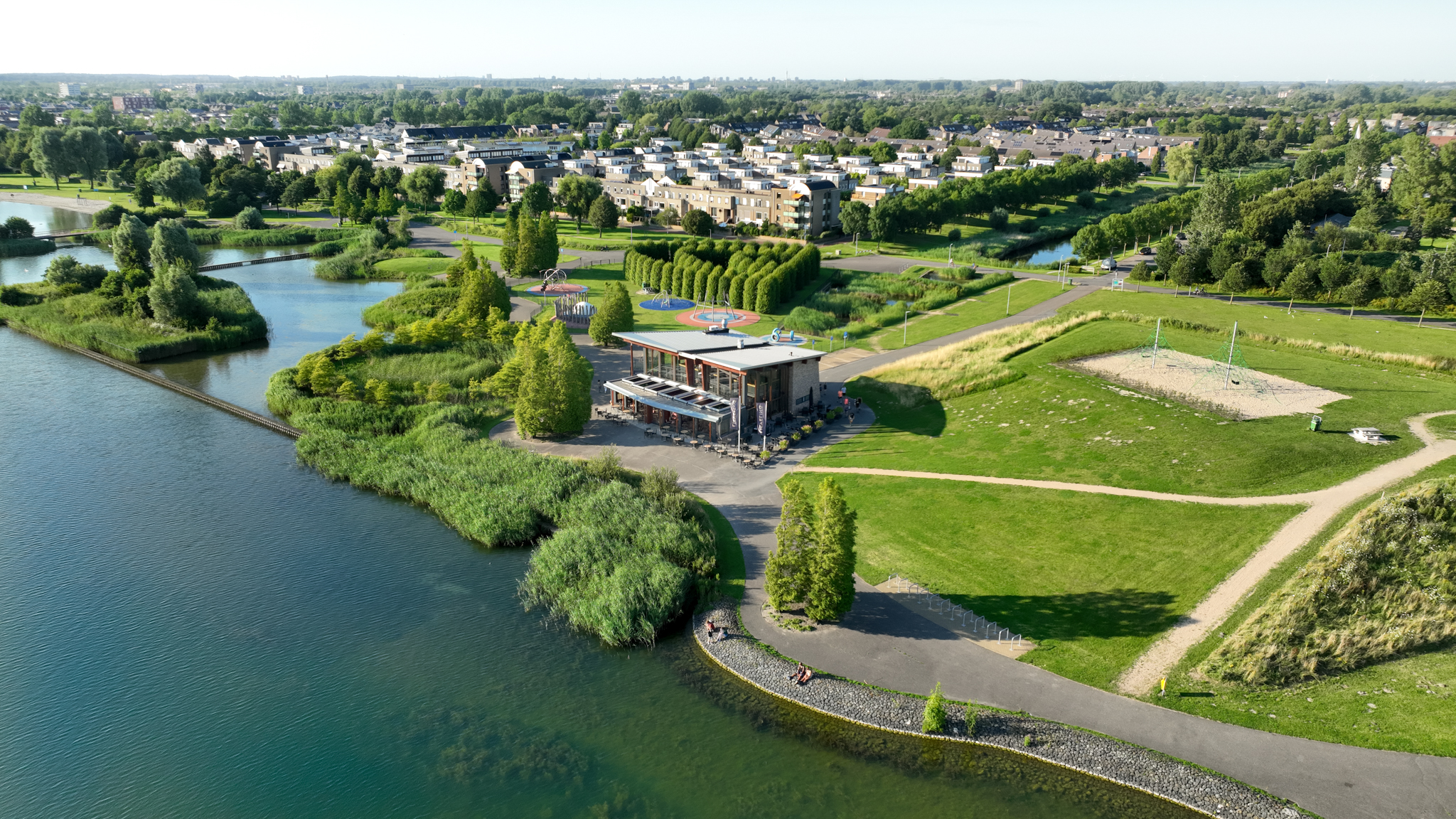 Dronefoto-ligging-restaurant-lieveling-met-inschuifbaar-lamellendak