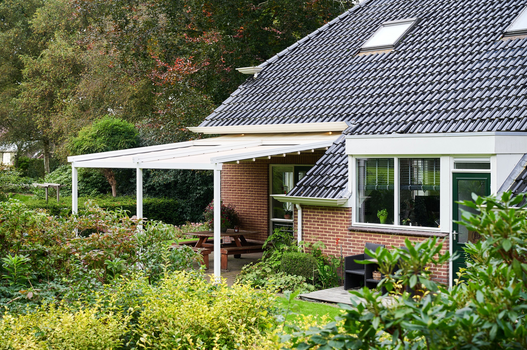 Overkapping met vouwdak bij landelijke woning